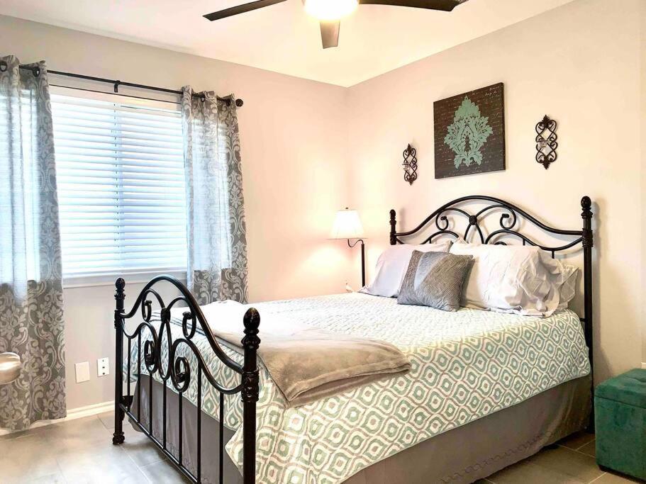 Modern Updates - Great Location - King Bed- Bmt San Antonio Exterior photo