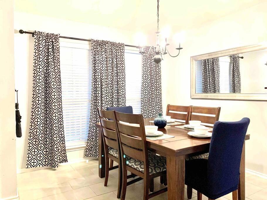 Modern Updates - Great Location - King Bed- Bmt San Antonio Exterior photo